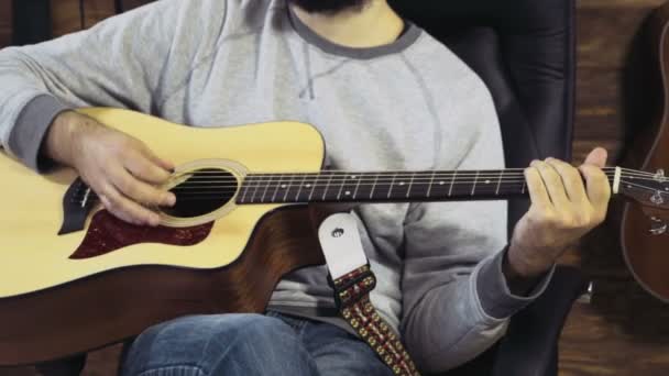 Close up homem tocando a guitarra acústica câmera lenta — Vídeo de Stock