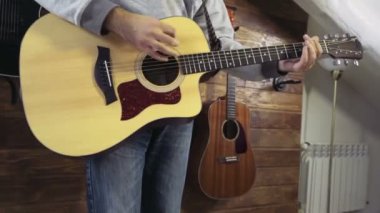 akustik gitar yavaş oynayan yakışıklı sakallı adam
