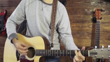 akustik gitar yavaş oynayan yakışıklı sakallı adam