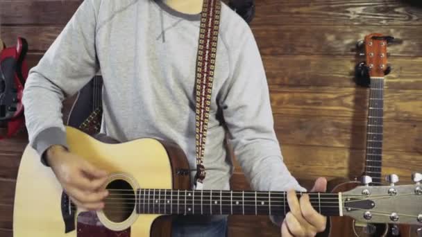 Bonito barbudo homem tocando o acústico guitarra lento movimento — Vídeo de Stock