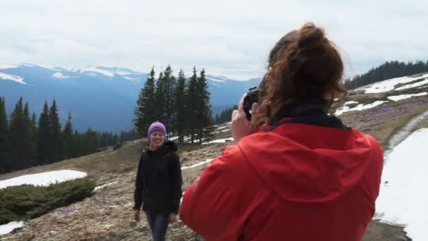Две женщины фотографируют в горах — стоковое видео
