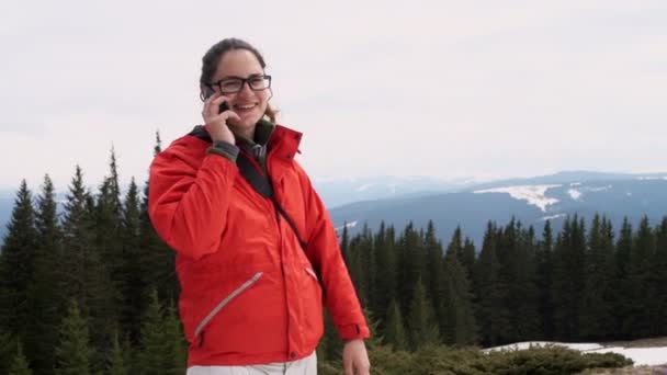 mladá žena, uskutečnit telefonní hovor v horách