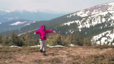 dağlar yavaş çekimde fotoğraf için poz kadın uzun yürüyüşe çıkan kimse
