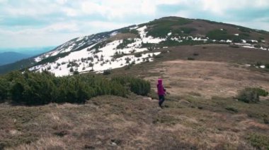 Dağlarda kadın yürüyüşçü