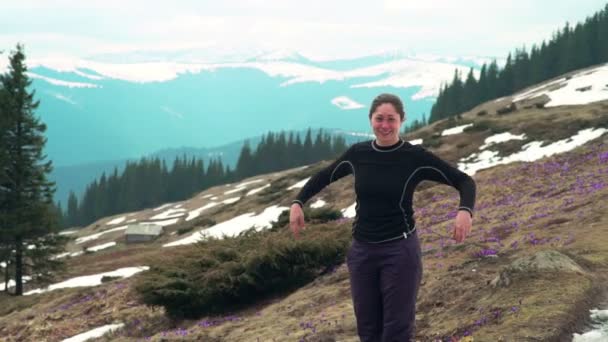 Женщина позирует в горах замедленной съемки — стоковое видео