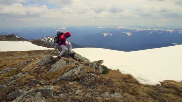 Excursionista contra el paisaje de montaña — Vídeo de stock