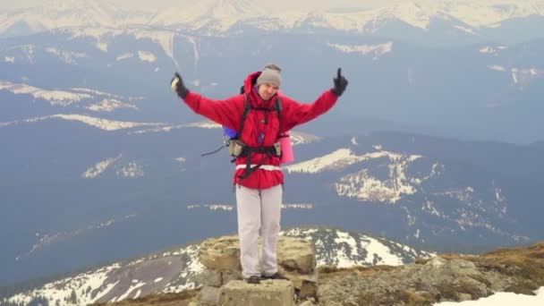 Excursionista feliz en la cima de una montaña cámara lenta — Vídeo de stock