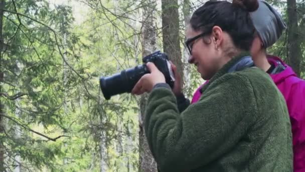 Две женщины стреляют в лесу — стоковое видео