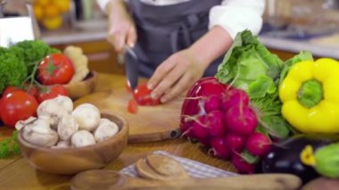 Şef kesme dilim domates salatası ağır çekim için