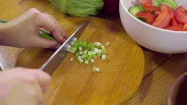 Şef yeşillik salatası yavaş hareket için arar