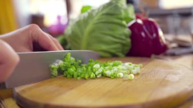 Şef yeşillik salatası tatlı ağır çekim için arar