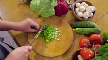 Şef yeşillik salatası yavaş hareket için arar