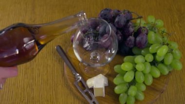 Fatura bir bardak konyak yavaş hareket ile