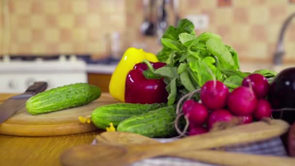 Verduras frescas en la mesa dolly shot — Vídeo de stock