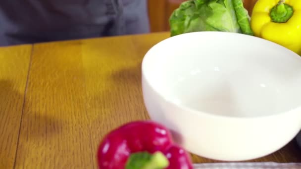 Cocinero cocinar una ensalada de verduras cámara lenta — Vídeo de stock