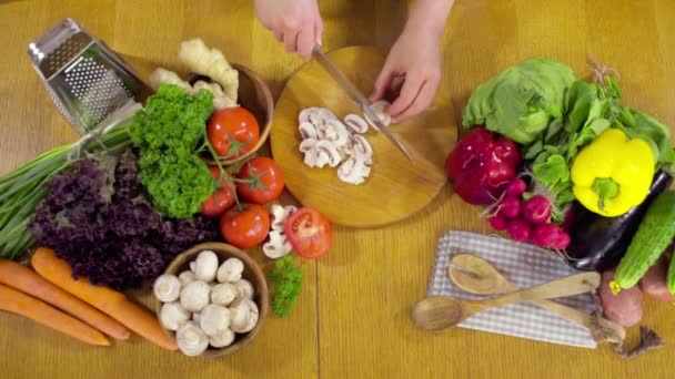 Chef picando champiñones cámara lenta — Vídeo de stock