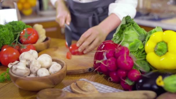 Szef kuchni cięcia plastry pomidora do sałatka slow motion — Wideo stockowe