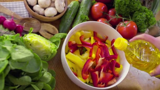 Шеф-кухар робить свіжий овочевий салат повільним рухом — стокове відео