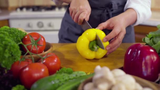 Шеф-повар вырезает свежий перец медленным движением — стоковое видео