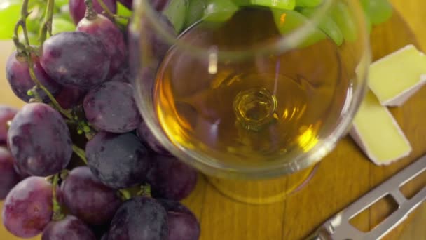 Una composición con un vaso de queso brie de uvas brandy — Vídeos de Stock