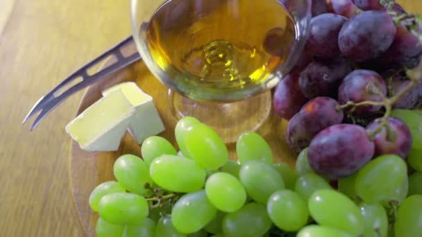 Kompozycja z kieliszek brandy winogron ser brie — Wideo stockowe