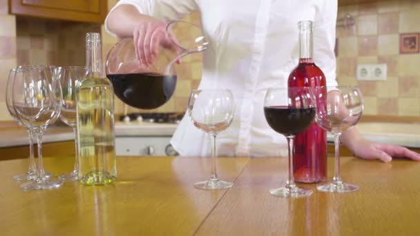 Frau schenkt Rotwein in Glas ein — Stockvideo