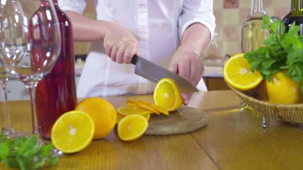 Frau schneidet Orangenscheiben in Zeitlupe — Stockvideo
