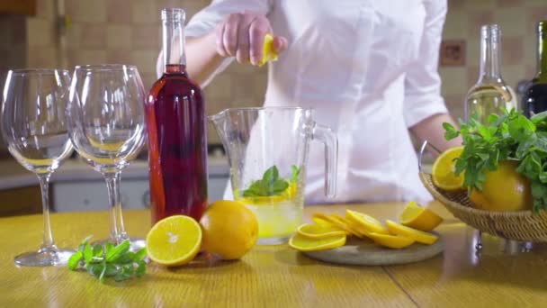 Frau drückt eine Orange für einen Cocktail in Zeitlupe — Stockvideo