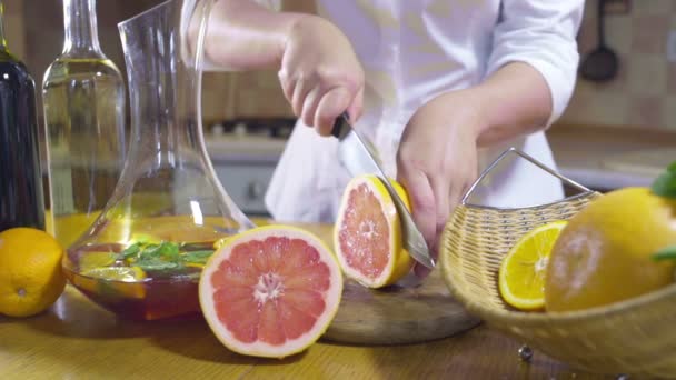 Vrouw snijden segmenten van grapefruit slow motion — Stockvideo