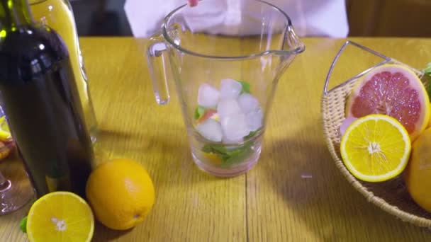 Холодные напитки в кувшине замедленной съемки — стоковое видео