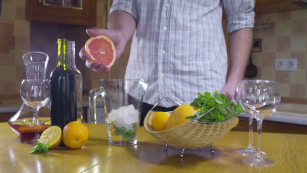 Hombre exprimiendo pomelo para sangría cámara lenta — Vídeos de Stock