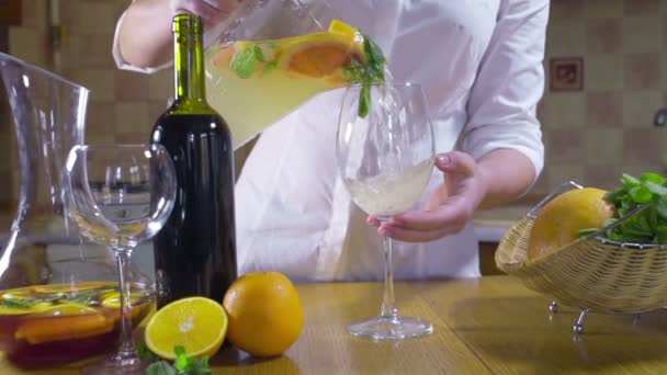 Femme versant sangria froide dans un verre au ralenti — Video