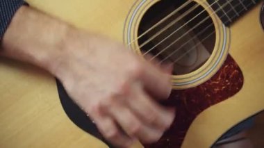 akustik gitar yavaş oynayan adam kapatın