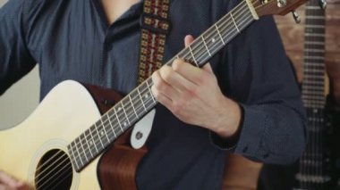 akustik gitar yavaş oynayan adam kapatın