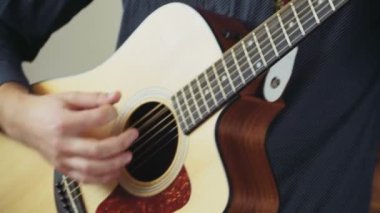 akustik gitar yavaş oynayan adam kapatın