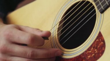 arabulucu ile gitar çalmak adam kapatın