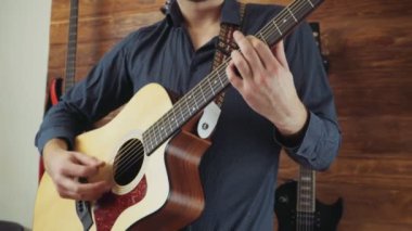 akustik gitar yavaş oynayan adam kapatın