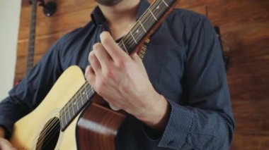akustik gitar yavaş oynayan adam kapatın