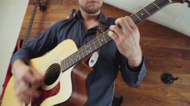 akustik gitar yavaş oynayan adam kapatın