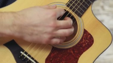 akustik gitar yavaş oynayan adam kapatın