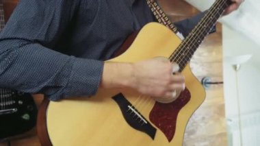 akustik gitar yavaş oynayan adam kapatın