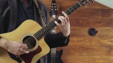 akustik gitar yavaş oynayan adam kapatın