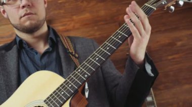 akustik gitar yavaş oynayan adam kapatın