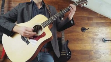akustik gitar yavaş oynayan adam kapatın