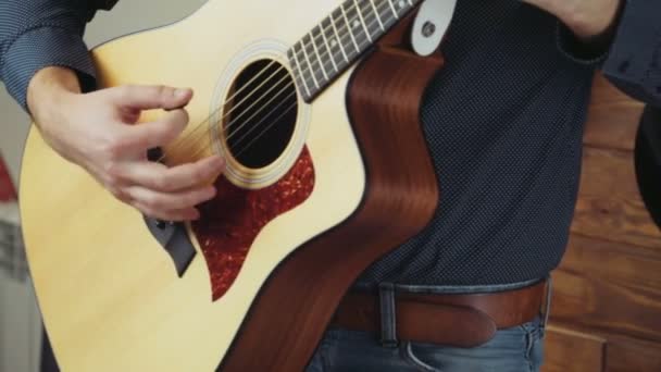 Close up homem tocando a guitarra acústica câmera lenta — Vídeo de Stock