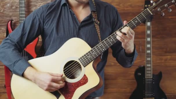 Muž hraje akustická kytara Zpomalený pohyb — Stock video