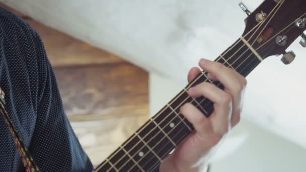 Close up mans mão tomando acordes na guitarra acústica câmera lenta — Vídeo de Stock