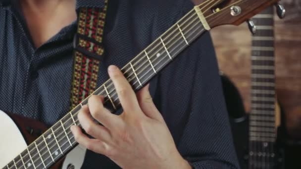 Nahaufnahme eines Mannes, der die akustische Gitarre in Zeitlupe spielt — Stockvideo