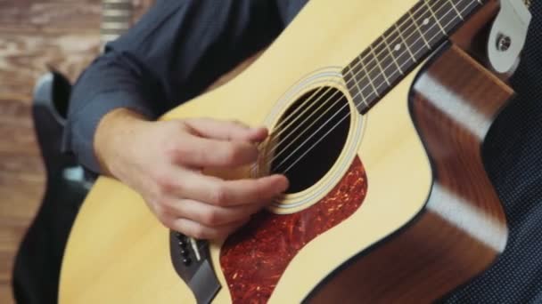 Close up homem tocando guitarra com mediador — Vídeo de Stock