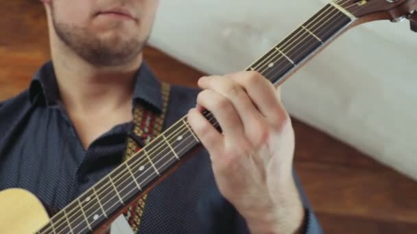 Крупним планом людина приймає акорди на акустичній гітарі повільний рух — стокове відео